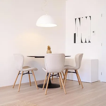 Newly Built In Vibrant Neighbourhood Apartamento *