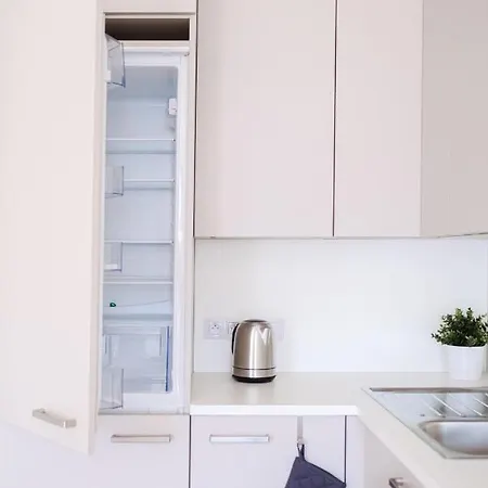Newly Built In Vibrant Neighbourhood Praga