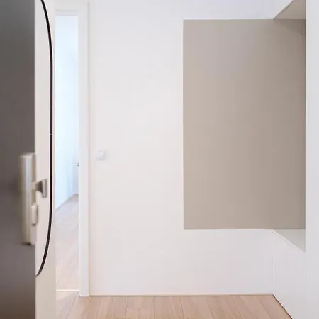 Newly Built In Vibrant Neighbourhood Апартаменты