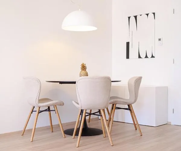 Newly Built In Vibrant Neighbourhood Apartment *