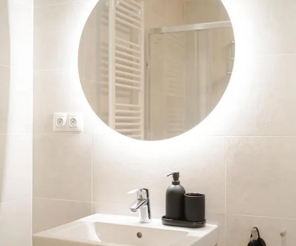 Newly Built In Vibrant Neighbourhood * Prague