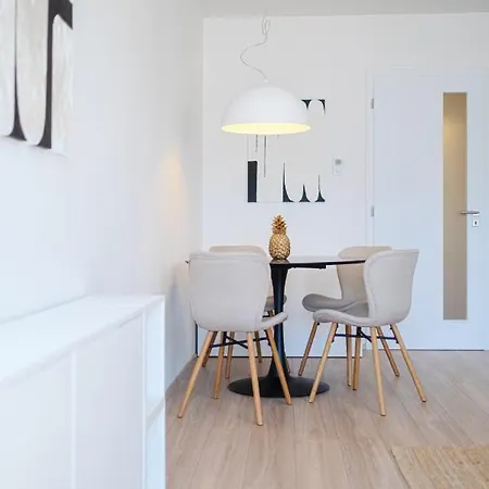 Newly Built In Vibrant Neighbourhood Apartman